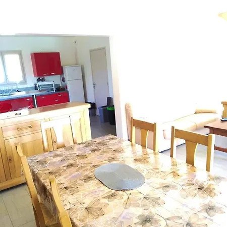 Maison Accueillante A Avec Piscine Partagee *