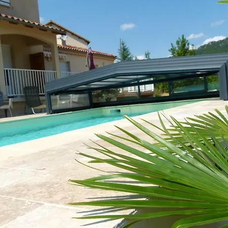 Maison Accueillante A Avec Piscine Partagee