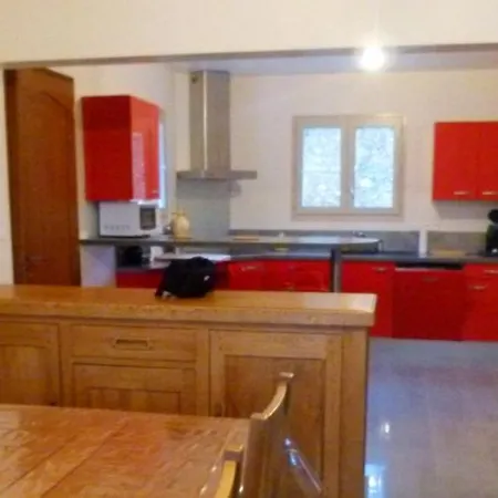 Maison Accueillante A Avec Piscine Partagee