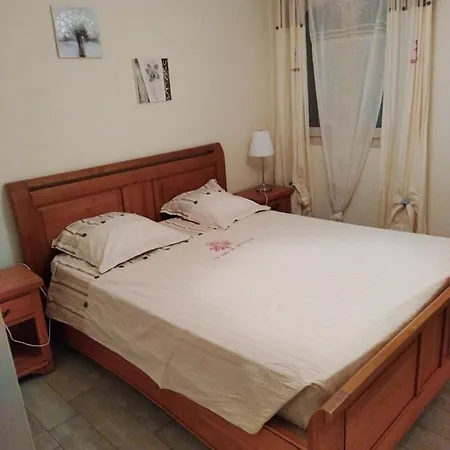 Holiday home Maison Accueillante A Avec Piscine Partagee